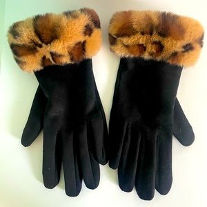 Ladies touchscreen gloves with leopard wrists